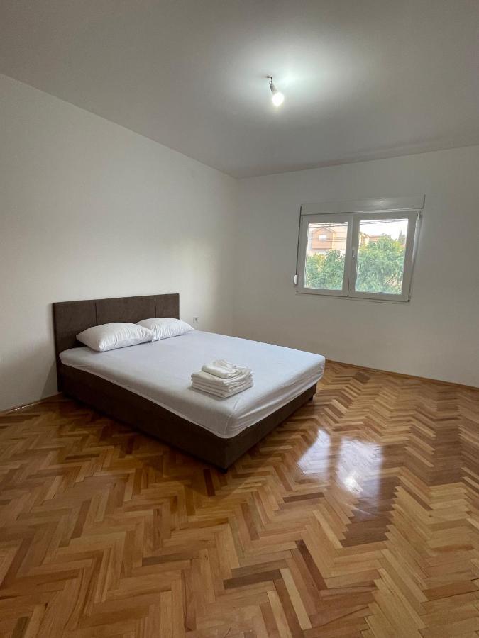 Entire Spacious Apartment With Free Parking 포드고리차 외부 사진