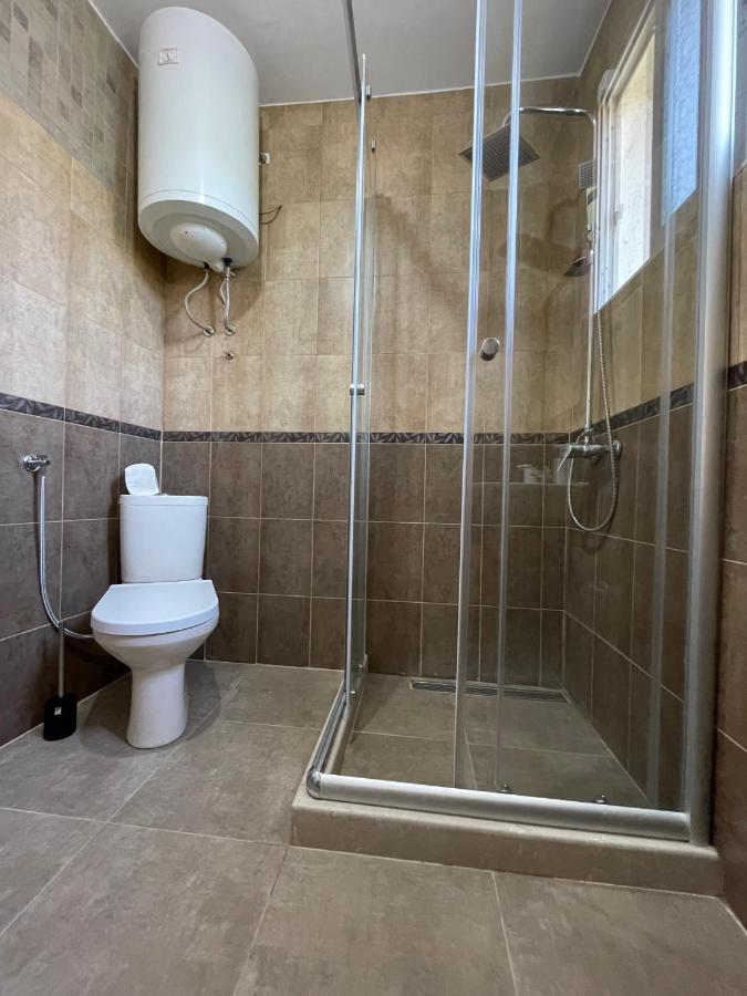 Entire Spacious Apartment With Free Parking 포드고리차 외부 사진