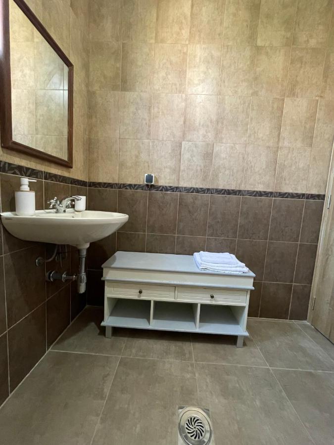 Entire Spacious Apartment With Free Parking 포드고리차 외부 사진